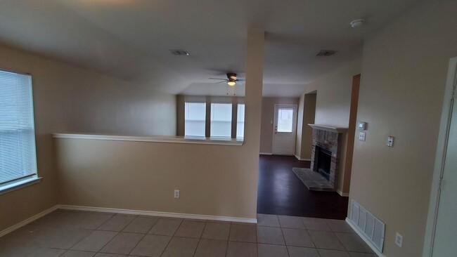 Building Photo - Spacious Lancaster Home!  Move in ready