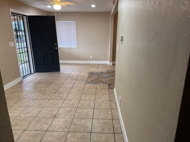 Building Photo - FRESHLY RENOVATED  MOVE IN READY!!