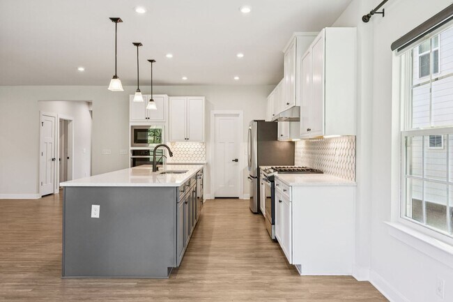 Building Photo - 5BR/3.5BA home offers stylish and function...