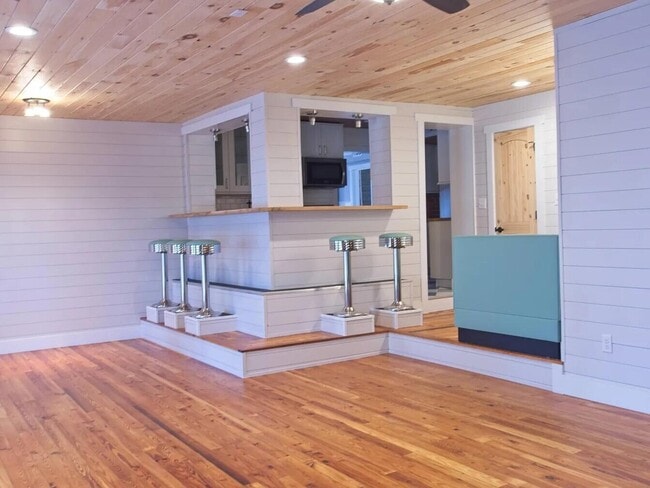 Building Photo - 821 Brett St S