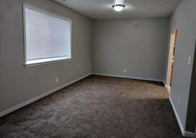 Building Photo - 2 Bed 1 Bath Apartment at Delmar Condominiums in Sugar City!