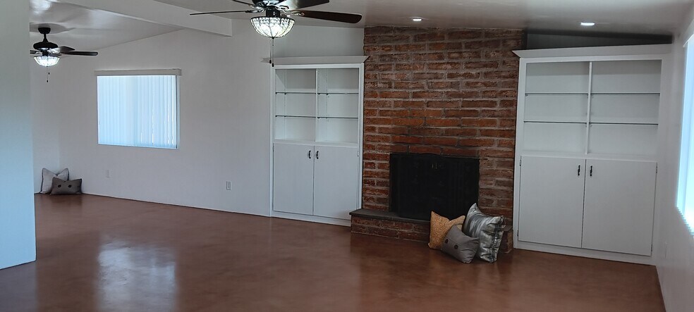 Building Photo - 3920 E Poe St