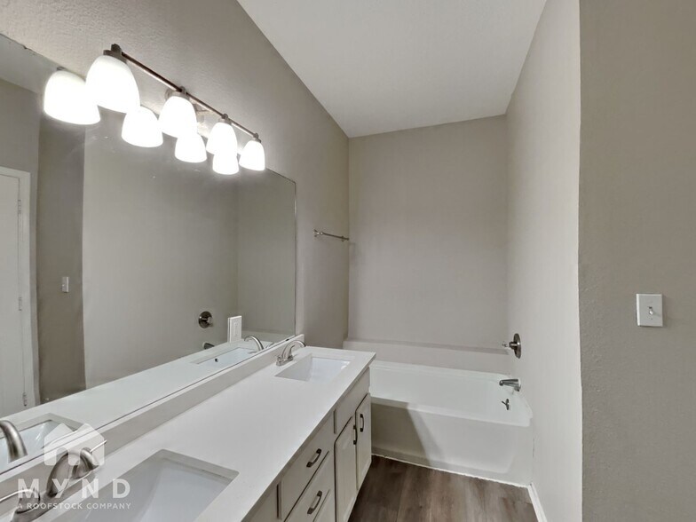 Building Photo - 3941 Overlake Dr