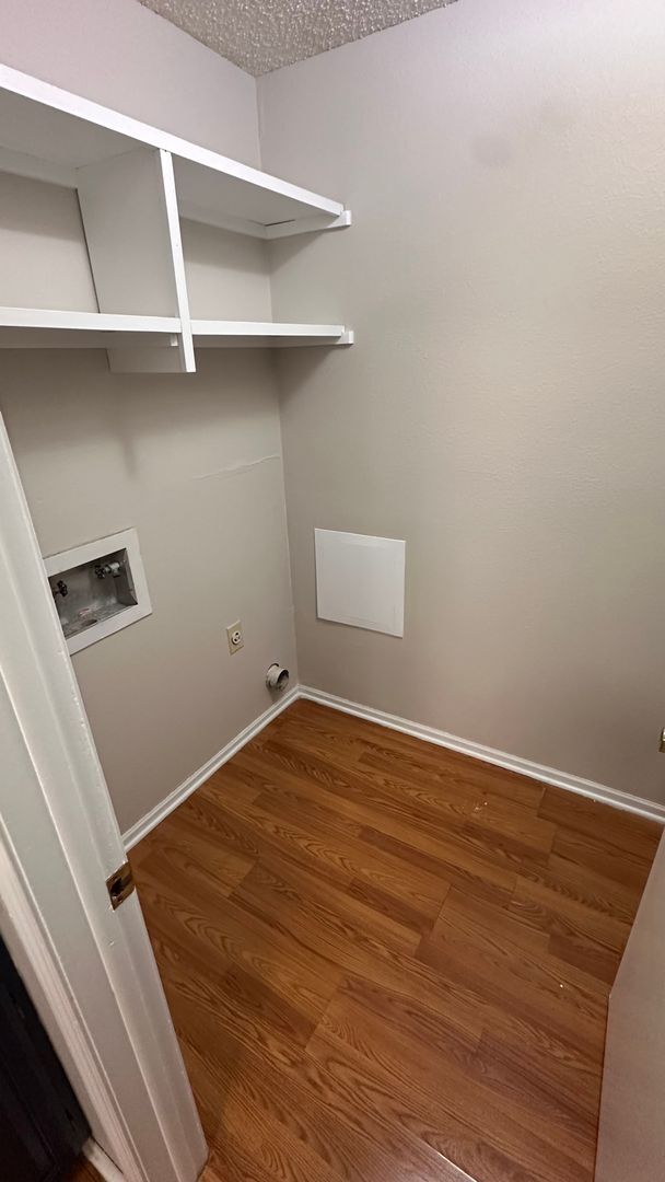 Building Photo - $1195 - 3 bed 2 bath - Apartment located i...