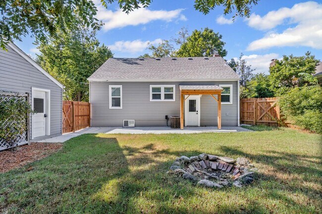 Building Photo - 805 W Ash St