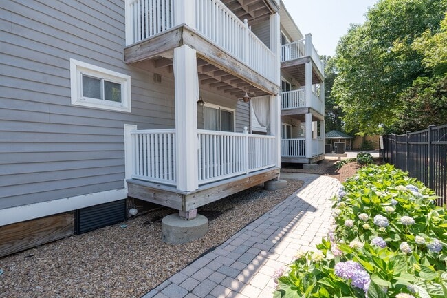 Building Photo - MOVE IN READY 2-bedroom in Virginia Beach!