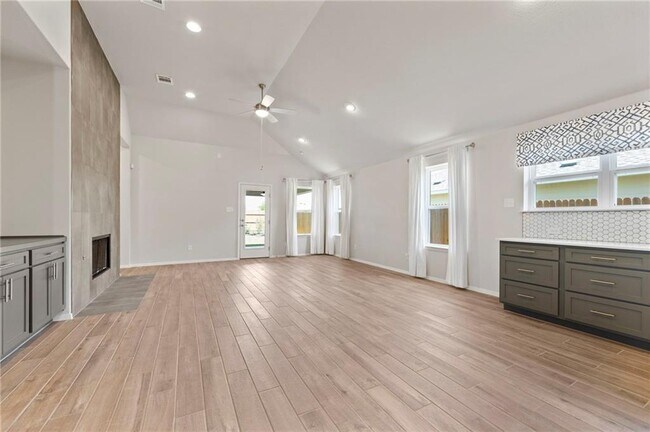 Building Photo - 102 Crooked Trail