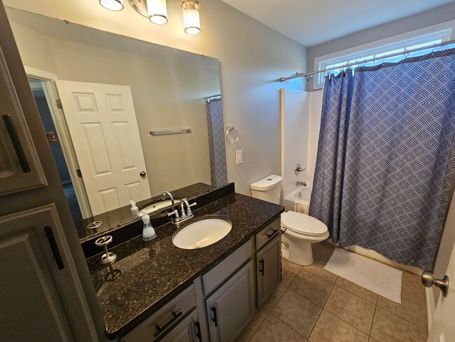 Building Photo - Nice Townhome!