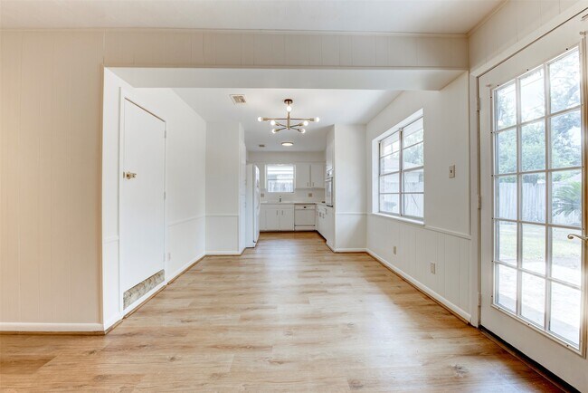 Building Photo - 3218 Crestdale Dr