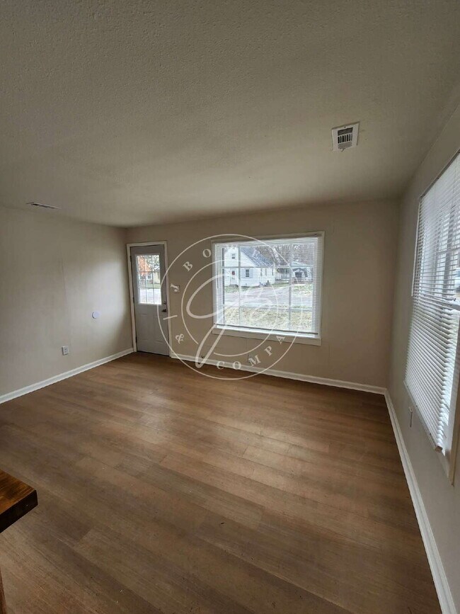 Building Photo - "Charming 2-Bedroom Retreat on Birkdale Road with Cozy 700 sq ft Layout in Toledo!"