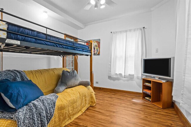 Building Photo - 912 Little Bay Ave