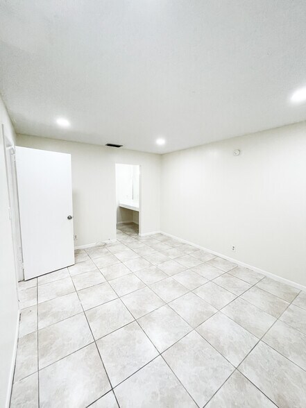 Master Bedroom - 4583 Barclay Cres