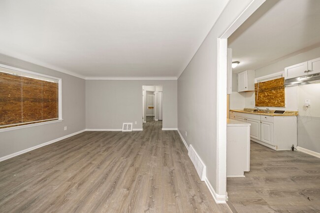 Building Photo - 3 bedroom newly renovated $1250