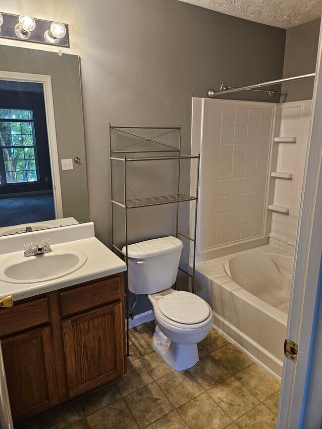 Building Photo - 3Bed 2.5 Town Home