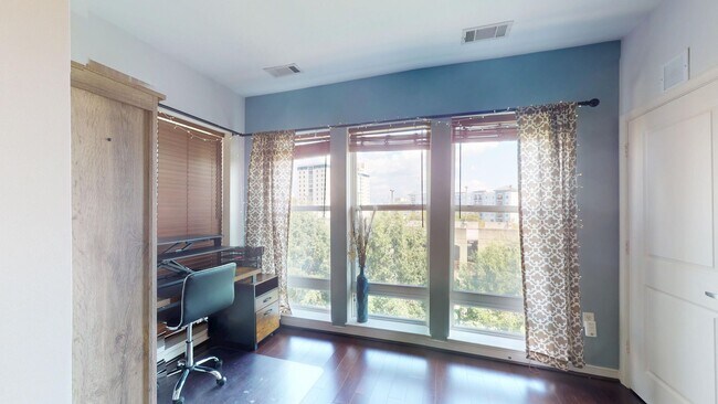 Building Photo - Top Floor Spacious One Bedroom W/Washer & ...