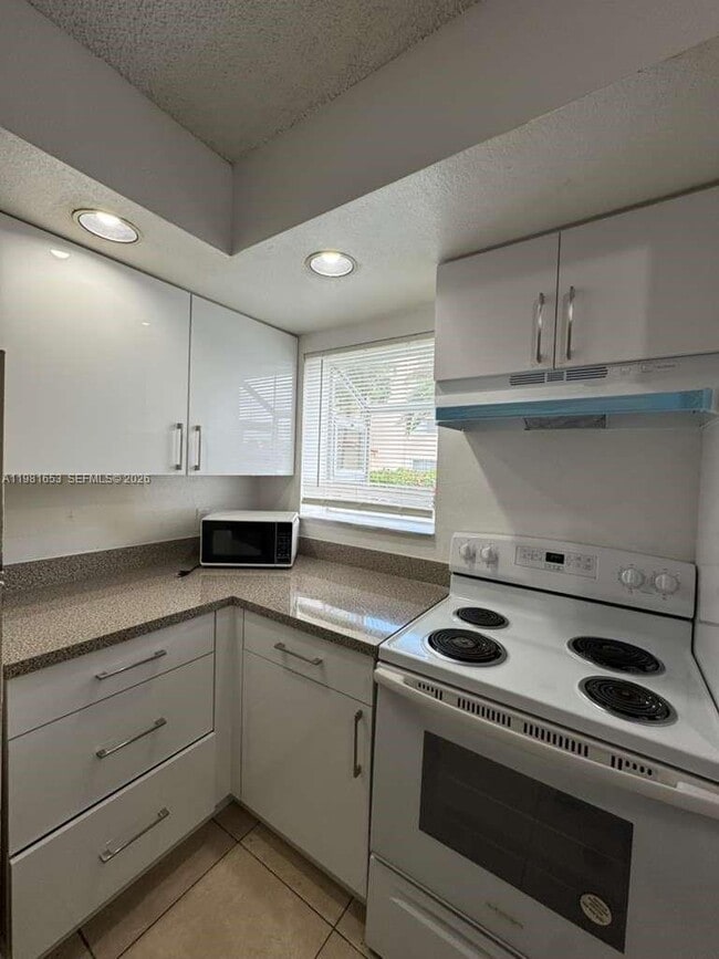 Building Photo - 3350 Pinewalk Dr N