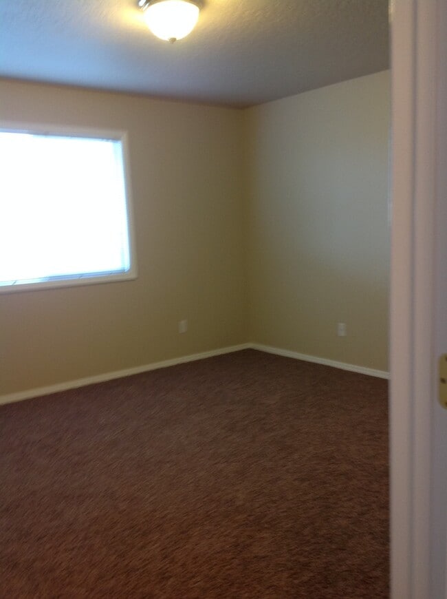 Building Photo - Fabulous location. Nice home with new carpet and paint. Living and family room.