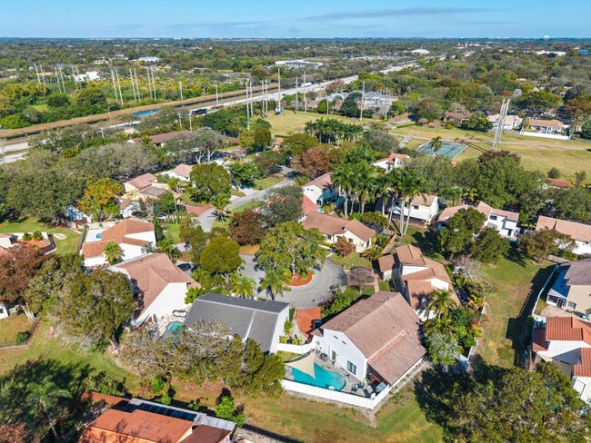 Building Photo - 2925 Azalea Dr