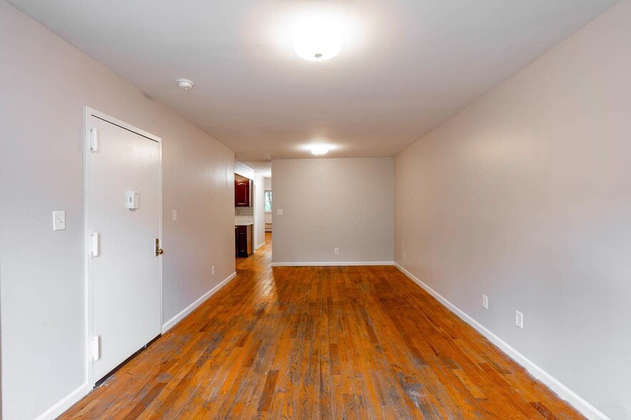 Building Photo - Sunlit Brooklyn Gem | Charming Apartment in a Prime Neighborhood