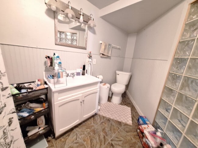 Building Photo - Large 3 Bedroom Open August