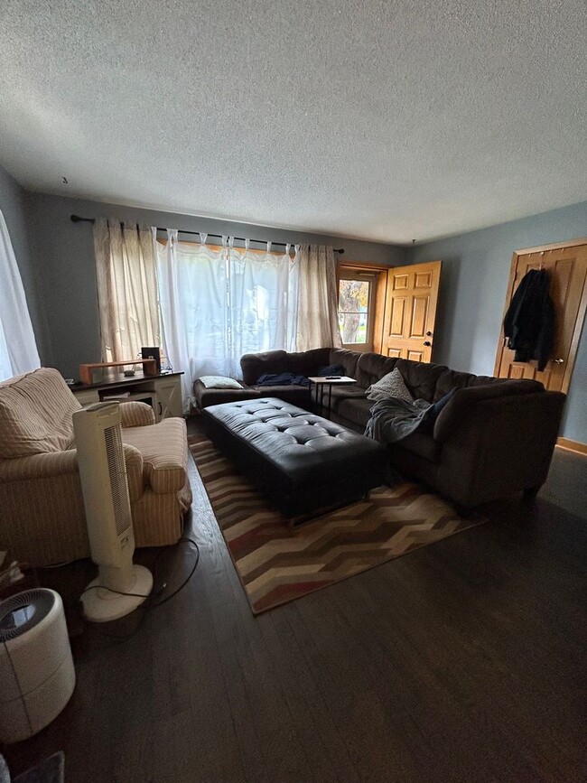 Building Photo - 5 Bedroom 3 Bathroom House in Weigent Hogan!