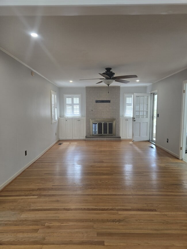 Building Photo - 2439 Dartmouth Dr