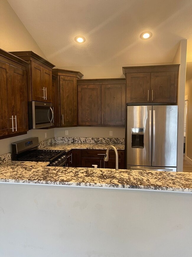 Building Photo - Beautiful Townhome