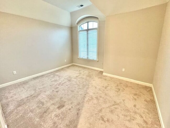 Building Photo - Coming Soon! Available mid-December. Large 5BR 4 bath Executive Home in a great neighborhood!