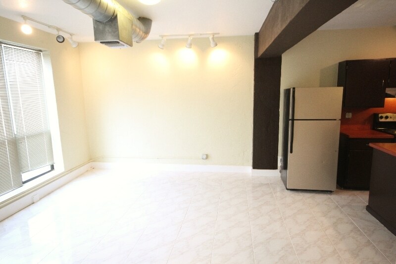 Building Photo - 710 S Medina St