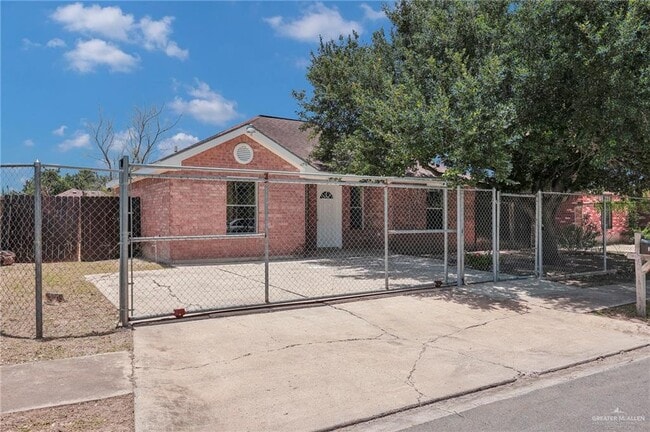 Building Photo - 18 West Dr