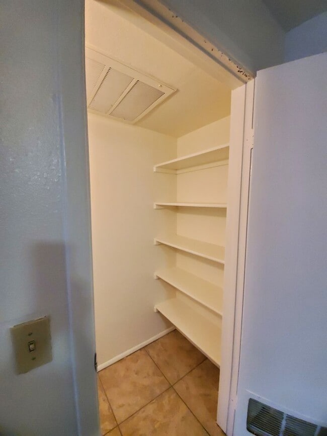 Building Photo - 2 Bedroom 2 Bath - 1 story Townhome - Shadow Mountain