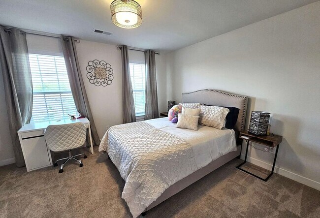 Building Photo - 3700 SF 4/4 Available Now!