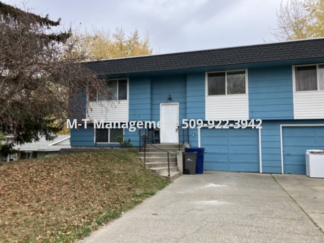 Primary Photo - Valley 3 BR/1.5 bath duplex + garage + fen...