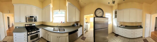 Building Photo - Craftsman home 2bed 1 bath, garage on a la...