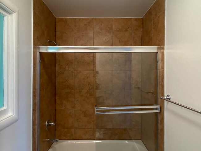 Building Photo - 1BR/1BA Charmer! BAY VIEWS and Parking! Laundry On-Site! Balcony! PROGRESSIVE