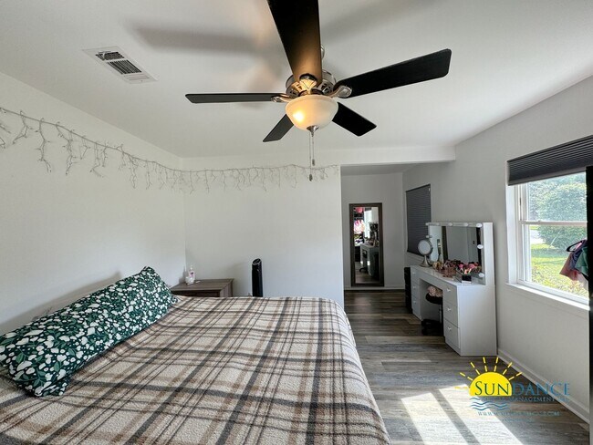 Building Photo - Stunning 3 Bedroom Home near Hurlburt Fiel...