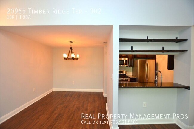 Building Photo - Beautifully Updated 3rd Floor Condo For Re...