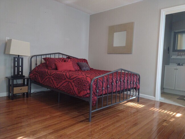 Building Photo - Beautifully renovated 4 bed 5 bath condo with a private back yard
