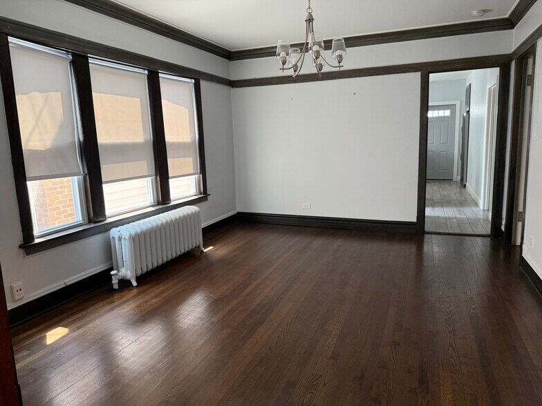 Dining room - 4821 W George St