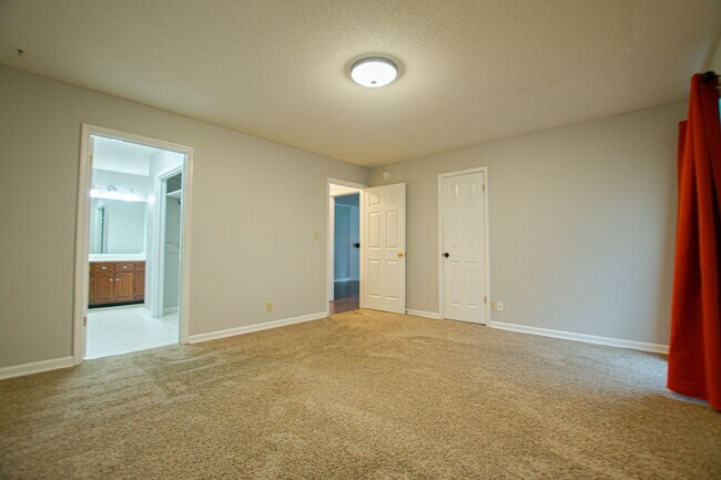 Building Photo - Pet Friendly Three Bedroom!