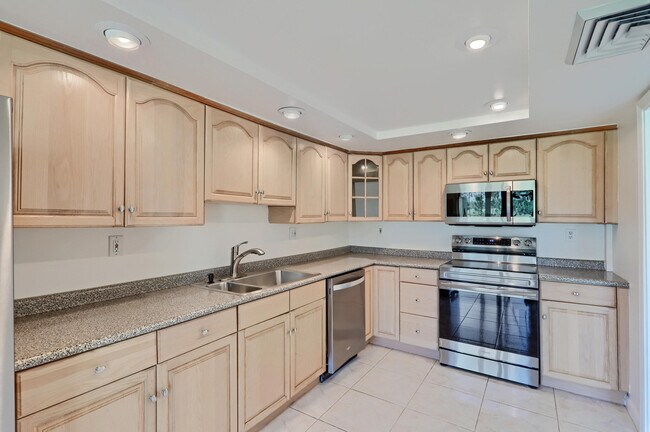 Building Photo - 5390 Woodland Lakes Dr