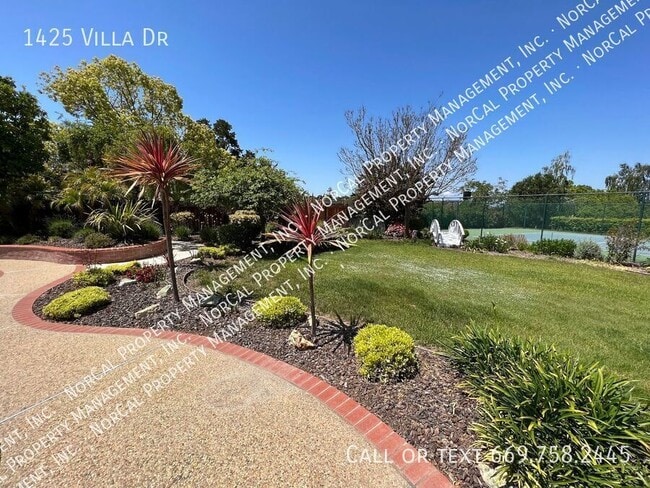 Building Photo - 1425 Villa Dr