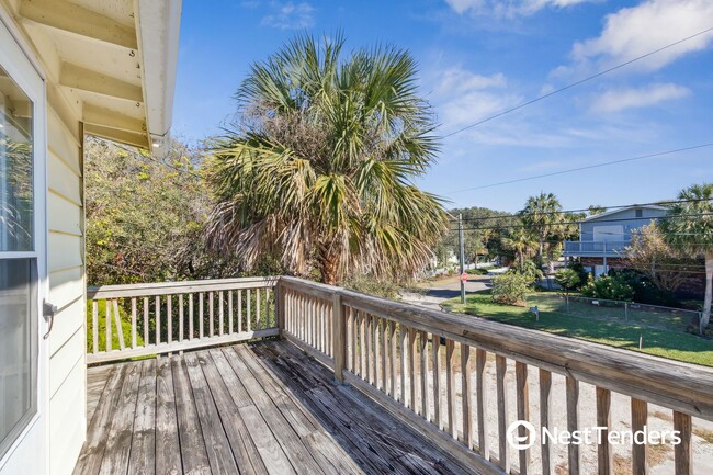 Building Photo - Walk-up Coastal Cottage on 1st Avenue!