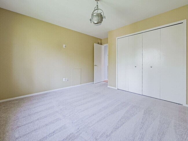 Building Photo - Welcome to this spacious single-family hom...