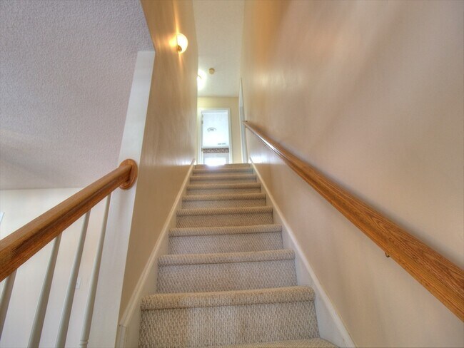 Building Photo - Beautiful 3 bedroom / 2.5 Bath Home in Win...