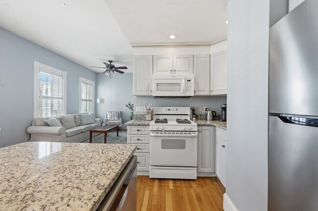 Building Photo - 627 E 6th St