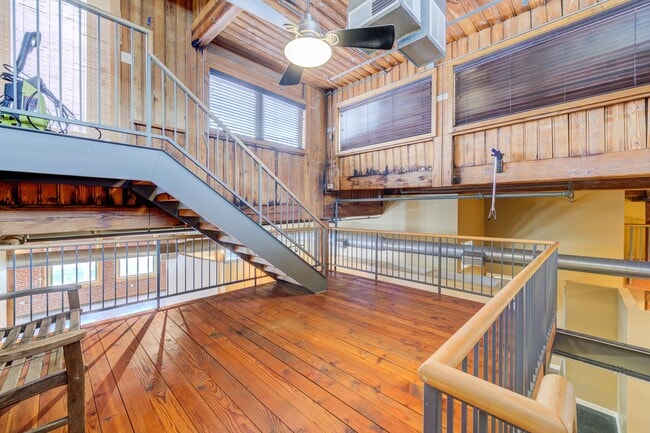 Building Photo - Huge Luxury 2 Story Condo with Private Rooftop Deck!