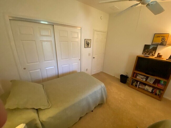 Building Photo - Warm and Inviting ANNUAL or SEASONAL 2 + 2...