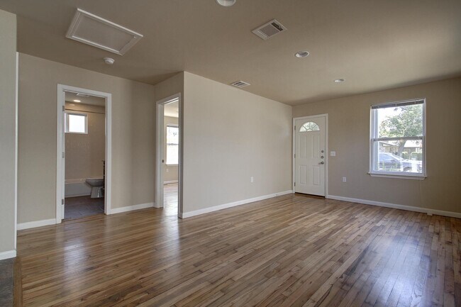 Building Photo - UT PRE LEASE: 2009 Remodeled 6 Bed / 3 Bath, Wood & Stained Concrete Floors, Custom High End Kitc...