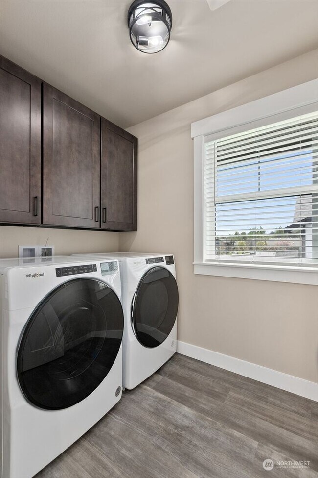 Building Photo - 2217 DeJong Dr